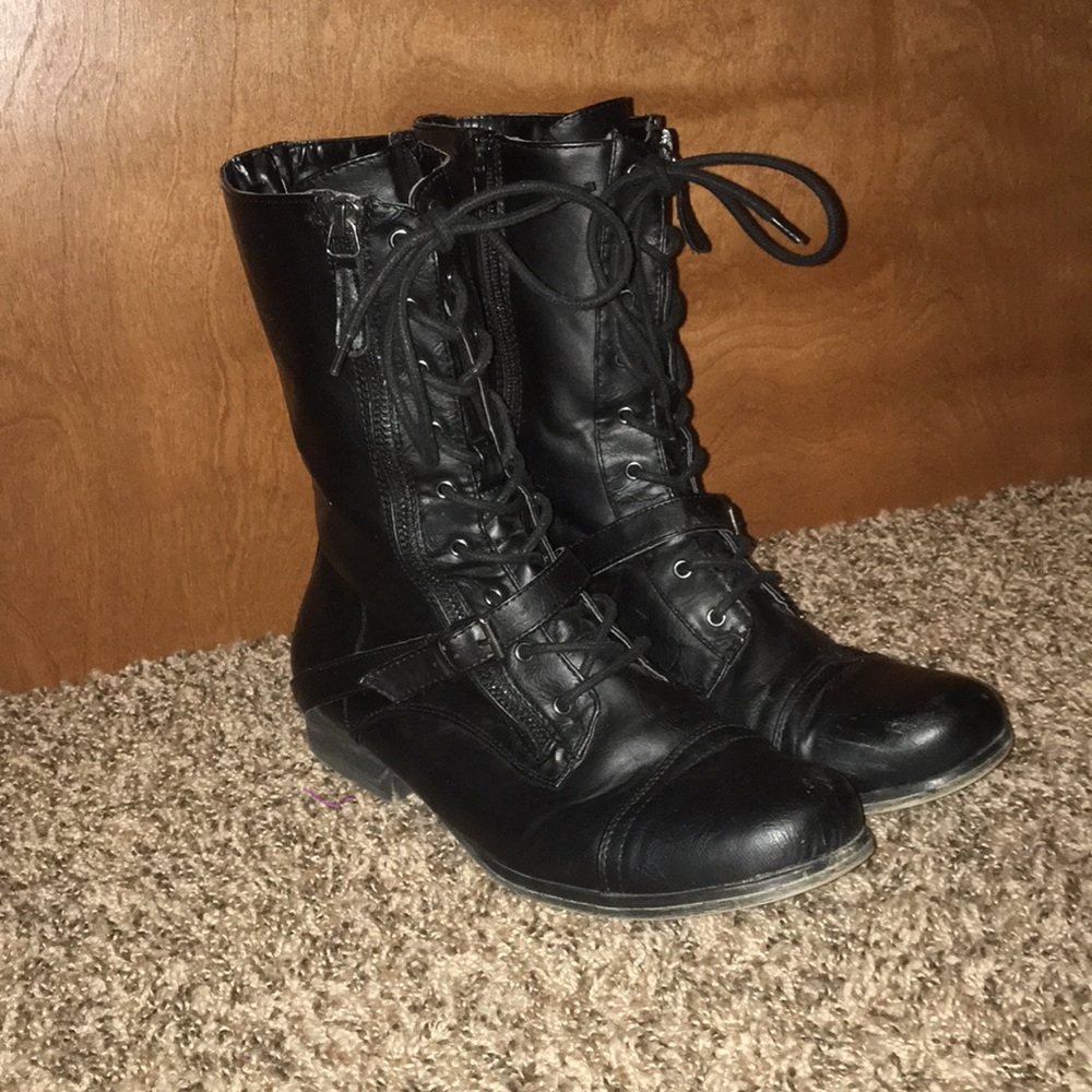 Lace-up combat boots